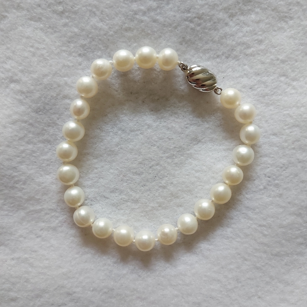 Pearl beaded bracelet with clasp